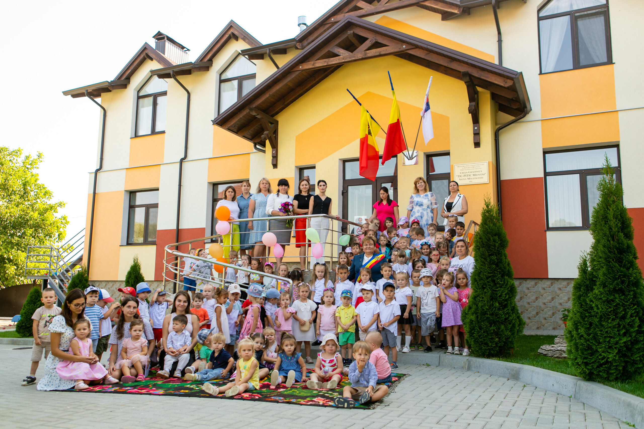 Copiii și colectivul IET „Tic-Pitic Mioveni”, fotografiați în fața instituției