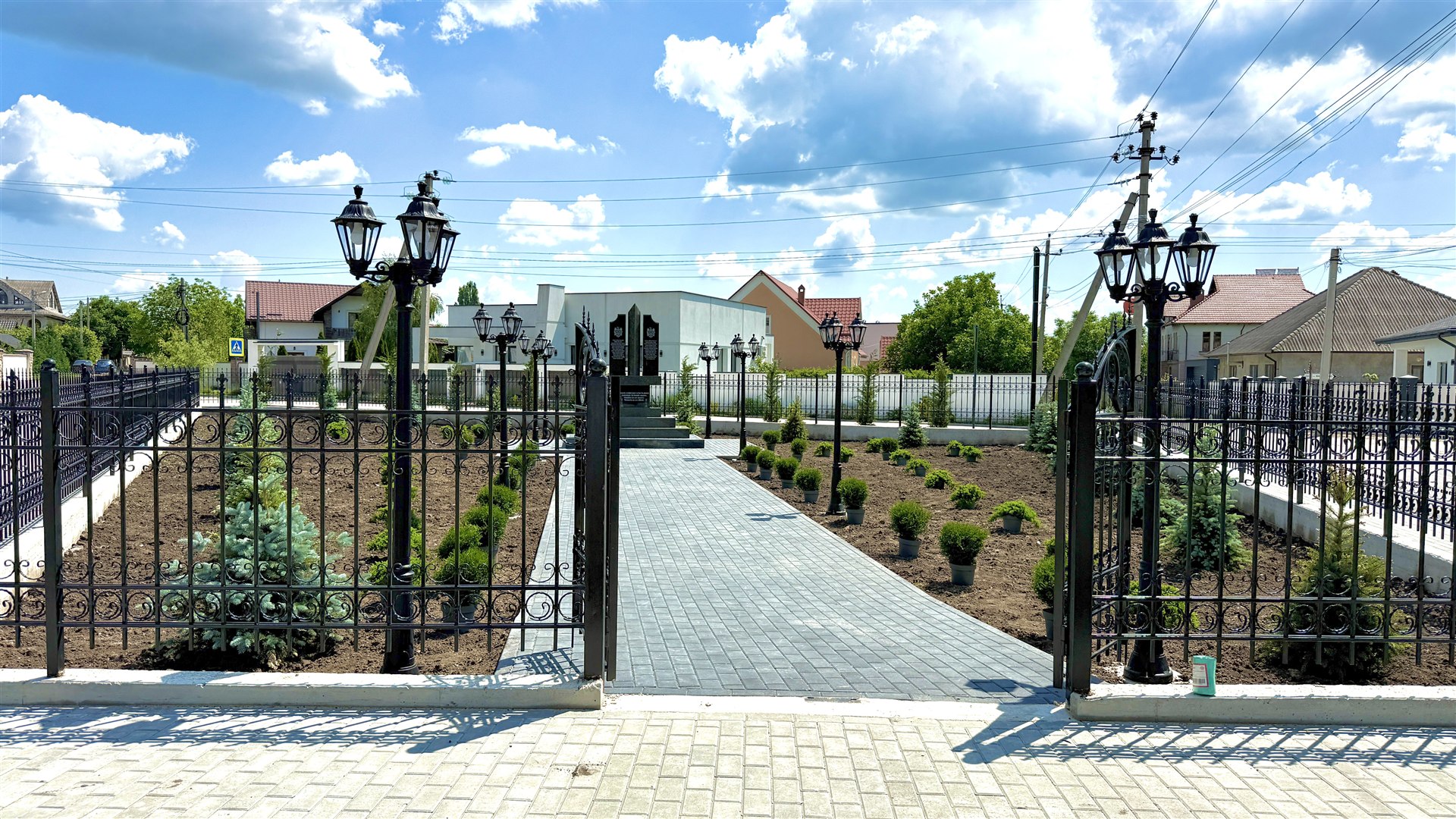 Intrarea și aleea principală a Parcului Eroilor din Măgdăcești