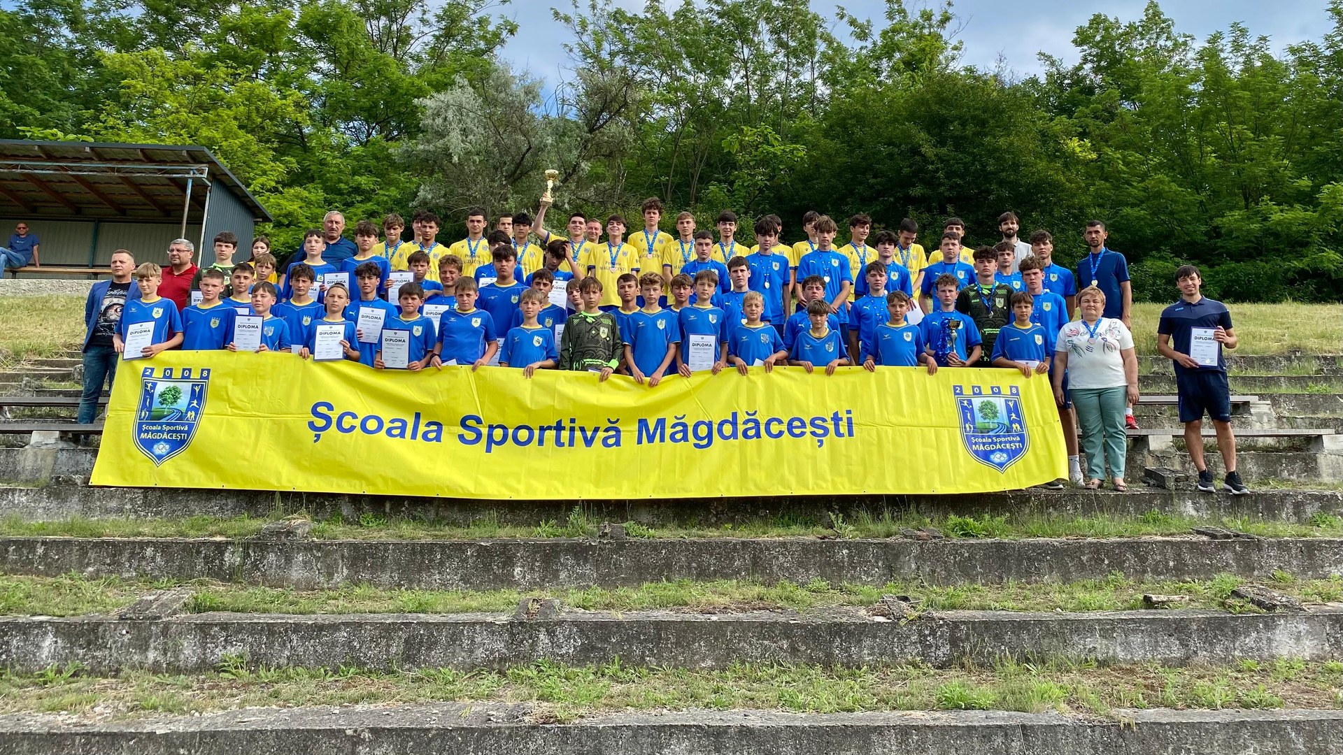 Elevii și antrenorii Școlii Sportive Măgdăcești