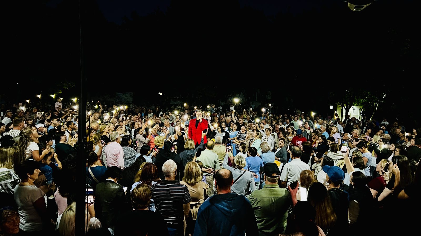 Moment de concert în mijlocul publicului la Hramul satului Măgdăcești din 2025
