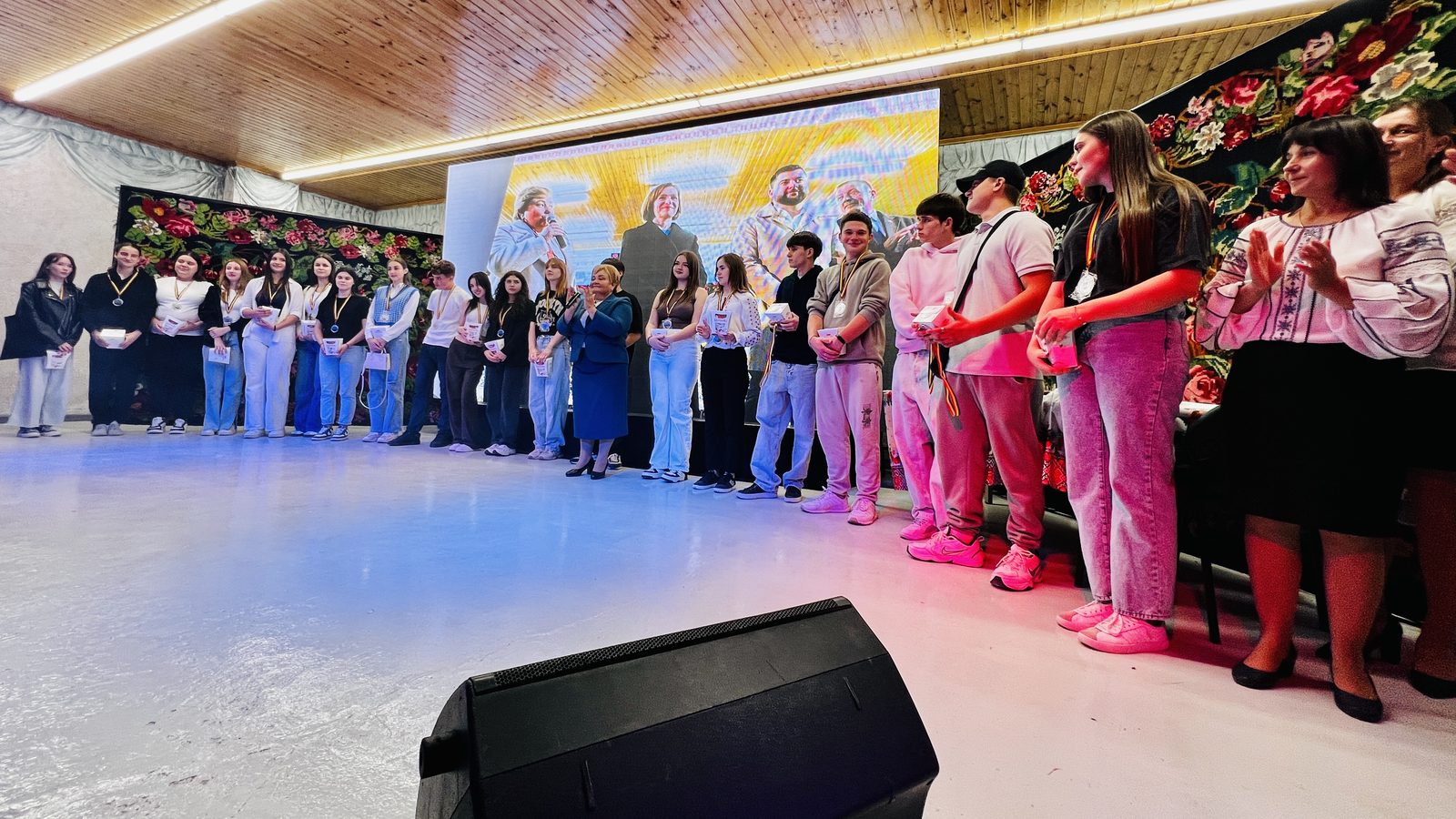 Fotografie de grup pe scena Hramului satului Măgdăcești din 2025