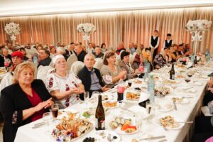 Părinți și bunici reuniți la masa de sărbătoare