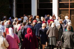 Sosirea participanților la sărbătoarea din Măgdăcești